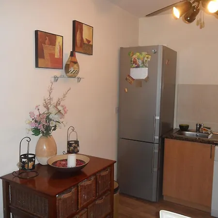 Great Sea View One Bedroom Flat, Free Internet 아파트 파라림니