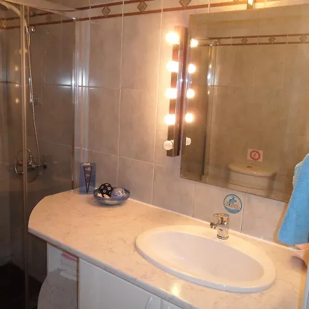 Great Sea View One Bedroom Flat, Free Internet 아파트 *