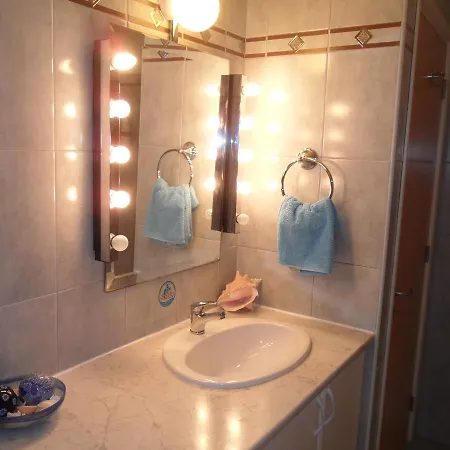 Great Sea View One Bedroom Flat, Free Internet 아파트 *